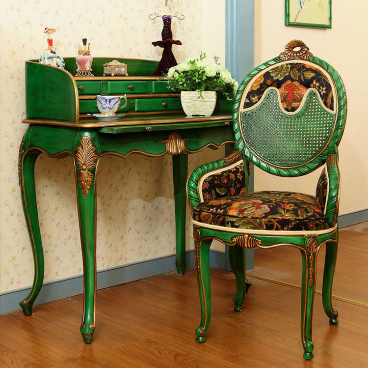 这套杜莎夫人桌椅的款式，是典型的法式洛可可风格，精致小巧，曲线优美，不过，绿色做旧的漆面与藤编的椅背却又为其增添了一丝怀旧的乡村气息，是一种低调的华美。千棵树最经典的单品之一，一直是品位高雅人士的大爱之选。