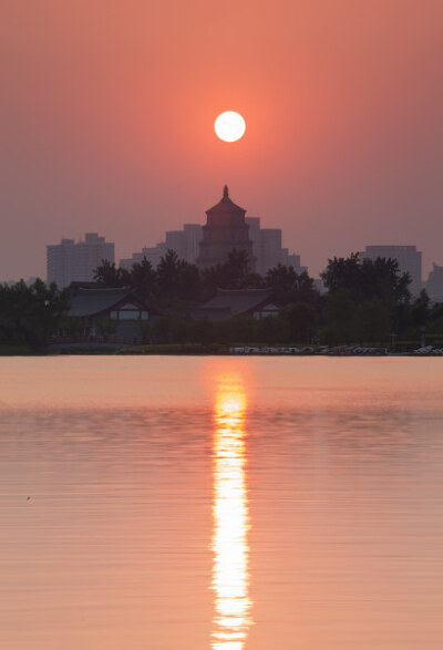 夕阳与雁塔。一轮红日，缓缓升起。真美。