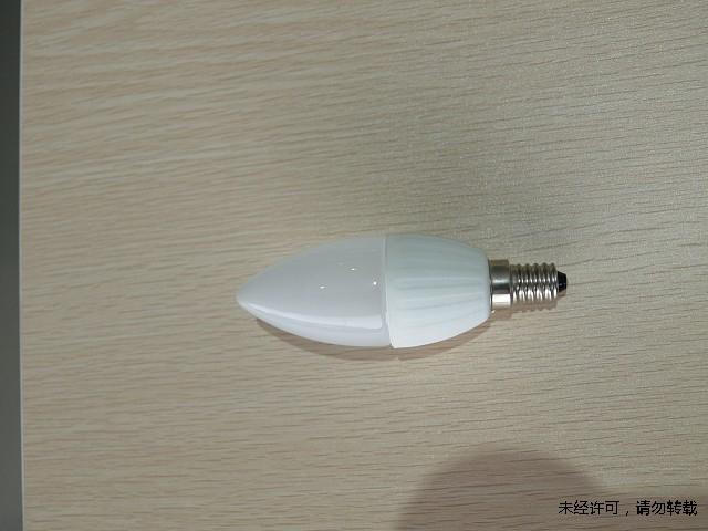 4W-E14陶瓷LED蜡烛灯 【产品型号】4W-E14 【工作电压】 220V 【灯罩颜色】 奶白，透明 【光源颜色】 正白、暖白 【亮度介绍】 240-270流明 【耗电功率】 4W 【LED灯量】 3PCS 【灯头规格】 E14 国际标准小螺口 【发光角度】 散光 <br />【规格尺寸】 拉尾灯:35mmx140mm 尖泡灯:35mmx120mm <br />【产品材质】 航空级精工车铝 钢化玻璃灯罩 <br />【适用范围】 商用空间、家居空间、适用于水晶灯 吊灯 等光源