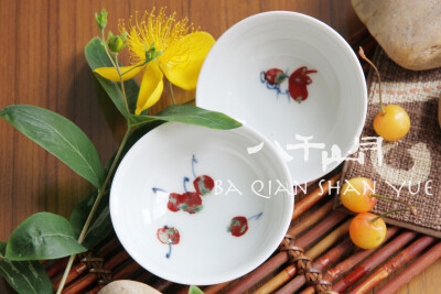 【八千山月】釉里红 手绘夏鱼戏樱杯 茶杯 一对【现货包邮】http://item.taobao.com/item.htm?id=17863972345&