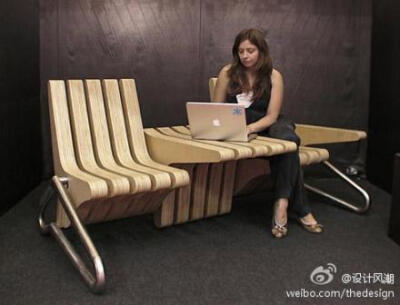 【创意设计】设计师Karolina Tylka设计的Coffee Bench长椅，可以近似地看做是由若干个单人椅串在了一起组成，每个单人椅都可以翻转过来，变成一个小的台桌——人们可以根据自己的需要灵活地调整这些单人椅的状态舒服…