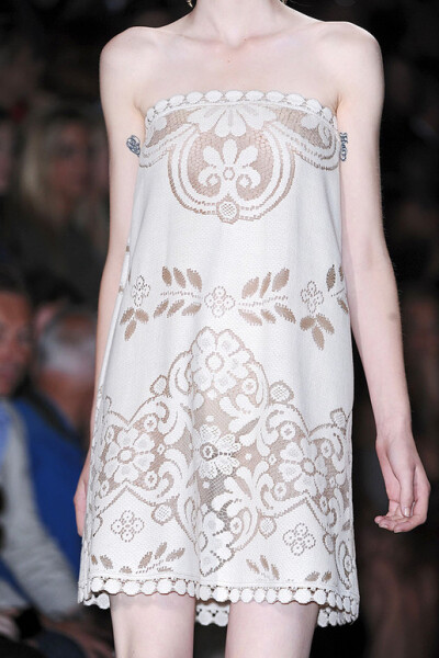 VALENTINO Spring 2012 Fashion Week Photos 570255