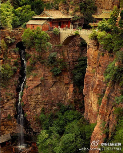 两壁断崖之上，凌空架桥，自下仰望，青天一线…… Location：中国河北，苍岩山。