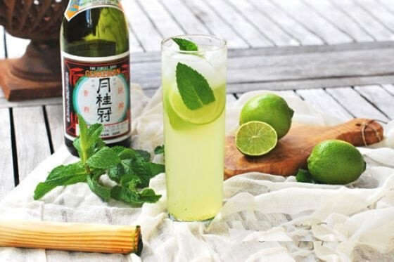 「香槟Mojito 」 源自16世纪古巴的Mojito, 新鲜青柠与薄荷的结合让它成为夏季最流行的鸡尾酒。神情困倦之时，一杯冰镇的气泡酒，既可驱走暑气，又能醒目提神，现在培鸡尾酒可不能少了它-香槟清酒Mojito。 配方： 150毫升清酒、50毫升气泡酒或干香槟、6片薄荷叶、1个青柠、1茶勺甜菊糖（自选） -首先用木勺把撕碎的薄荷叶，青柠汁和调味的菊糖拌在一起然后加入清酒和香槟 ，搅拌混合后，倒在冰块上饮用。-