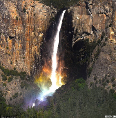 加拿大摄影师贾斯汀·李(justin lee)在美国加州的优胜美地国家公园(yosemite national park)拍照时,意外地捕捉到一条瀑布下方呈现出梦幻般的彩虹