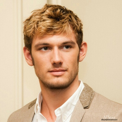 亚历克斯·帕蒂弗（Alex Pettyfer，1990年4月10日—），英国演员和男模。出生于英格兰Hertford郡的Stevenage。现在和母亲，继父，弟弟一起生活在温莎。他从7岁开始出演电视广告。2006年主演电影《风暴克星》。2011年，他参加了《猎杀第四行者》的演出，并担任主演。他还参加过《歌舞青春》、《钟点战》等演出。身高180厘米的Alex，天生的棕色头发，褐色瞳孔。形象帅气的他曾为Ralph Lauren、GAP、Burberry等品牌代言。他在《暴风突击者》中的表演令人印象深刻。2011年2月28日在中国上映的作品《关键第四号》给他带来很高的关注度。