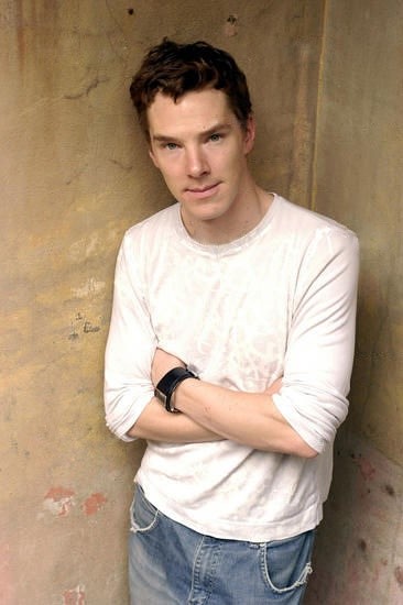 本尼迪克特·康伯巴奇（Benedict Cumberbatch），1976年7月19日出生于英国伦敦，英国演员。2000年，本尼迪克特出演电视剧《心跳》，开始演艺生涯。2004年，他在电视电影《霍金的故事》中饰演史蒂芬·霍金，并因此获得蒙特卡洛国际电视节最佳男主角奖，及英国电影和电视艺术学院电视奖最佳男主角的提名。2010年，本尼迪克特开始出演电视剧《神探夏洛克》，凭借该剧，他获得金卫星奖、广播电视新闻协会奖、及犯罪惊悚片奖等最佳男主角的奖项，更得到艾美奖、金球奖最佳男主角的提名。