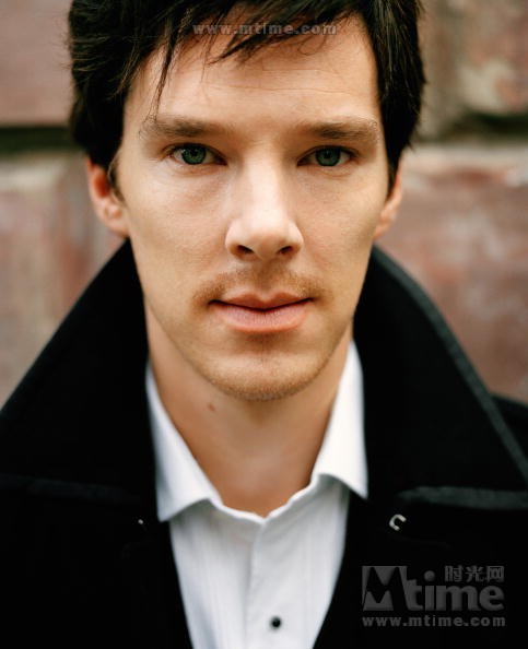 本尼迪克特·康伯巴奇（Benedict Cumberbatch），1976年7月19日出生于英国伦敦，英国演员。2000年，本尼迪克特出演电视剧《心跳》，开始演艺生涯。2004年，他在电视电影《霍金的故事》中饰演史蒂芬·霍金，并因此获得蒙特卡洛国际电视节最佳男主角奖，及英国电影和电视艺术学院电视奖最佳男主角的提名。2010年，本尼迪克特开始出演电视剧《神探夏洛克》，凭借该剧，他获得金卫星奖、广播电视新闻协会奖、及犯罪惊悚片奖等最佳男主角的奖项，更得到艾美奖、金球奖最佳男主角的提名。