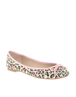 ASOS 粉边彩色豹纹平底鞋。不仅要豹纹，还要是彩色的，但是色团分散不至于过于花俏。