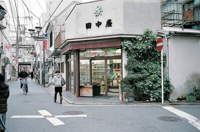 不知道大家有没有过这样一种想法： 去一座温暖的小城开间小店。 那店可以只是； 是有着各式书籍的书店； 是在午后飘出浓香的咖啡店； 是烘焙美味的面包店； 是播放； 是温暖美好有爱的饰品店； 是间温馨的小…