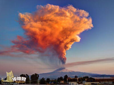 埃特纳火山新年第一次喷发，阳光照在火山灰云上呈现出美丽鲜艳的色彩。