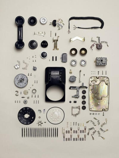 你知道一台老式电话有多少零件吗？艺术家Todd McLellan分解了许多老物件并把它们拍成照片。现在你大概能猜到以下这些图像来自老式的宾得相机，这些分解的零件被放到一个平整的表面进行拍摄。这很容易的让我们想到这…