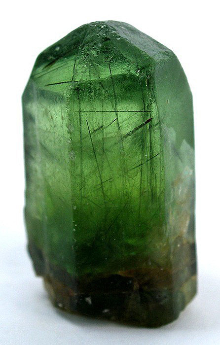 通体莹绿，隐隐间有竹子的盎然诗意，这样有意境的香水瓶仿若浑然天成的灵石。