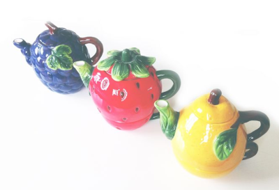 zakka杂货 草莓造型陶瓷杯壶套装。草莓、葡萄、梨造型的水果水壶，我愿意每天多喝水。