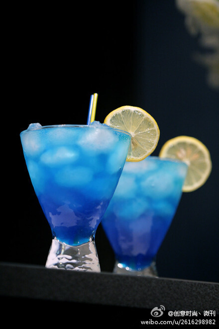 这个饮品的名字叫【蓝色珊瑚礁Blue Lagoon】，又是伏特加与果汁的奇妙调配，像蓝天白云在杯子里漂浮，你想试试吗？