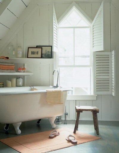 鉛筆形狀的窗戶，和獨立出來的小浴缸，很可愛的空間設計