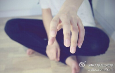 【心计学之怎样批评才最有效】1．旁边没人的时候；2．姿态不要高高在上，声音不要太高亢；3．对事不对人，不要点评人格；4．先赞扬后批评；5．尽量缩小批评范围，让对方去领悟；6．说这件事，不要翻旧帐；7．若可以…