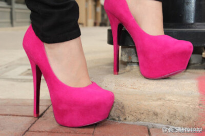 我很清楚的记得我十七岁的梦想，真的不是想成为一个芭蕾舞娘，我渴望的是赶快从女孩变成一个小女人，所以我好想有一双高跟鞋！