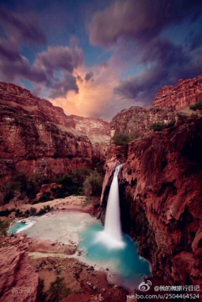 就让我一个人恣意的在瀑布边听它、看她、呼吸着它的美…… Location：哈瓦苏的瀑布，亚利桑那州