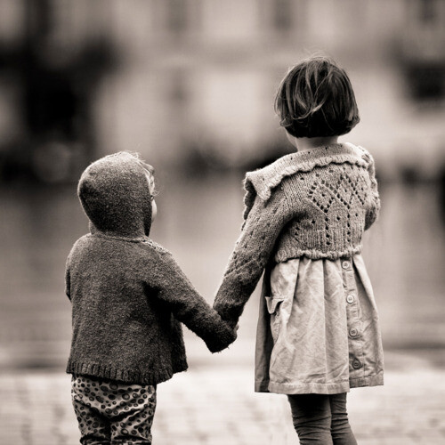 是什么雕刻了我们，不复很久以前的形状； 又是什么，让我们面对他人时，那些迸溅的石料、飘落的灰尘蒙盖了儿时的记忆。