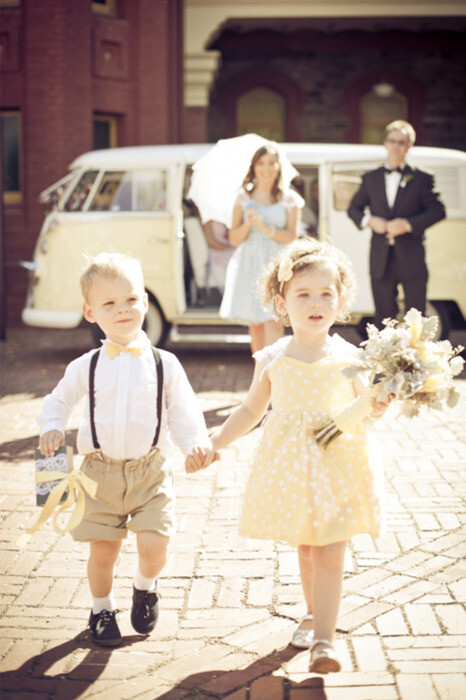 是什么雕刻了我们，不复很久以前的形状； 又是什么，让我们面对他人时，那些迸溅的石料、飘落的灰尘蒙盖了儿时的记忆。