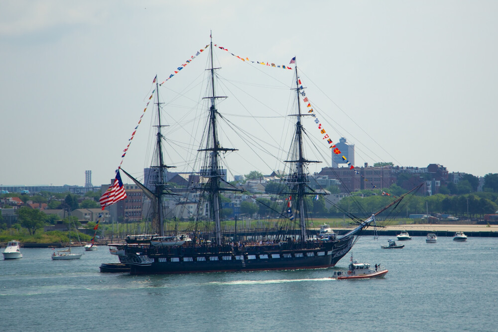 船名：宪法号（Constitution）. Class: A. 船籍：美国. LOA: 62m. 船型: 三桅重型护卫舰（ three-masted heavy frigate）. 建造: 1791. 母港：查尔斯镇.