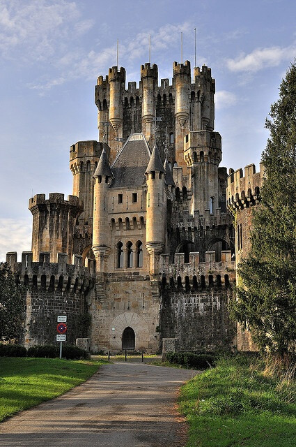 Castillo de Butròn in Gatika, Basque Country, Spain (by Francesco Bagnasco).