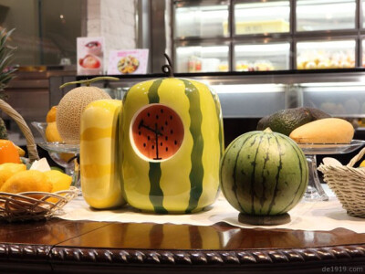 把这个“西瓜”放在这一堆的水果里面，你看得出哪个是真哪个是假吗？这是由日本设计品牌S&O design设计开发的水果时钟。该设计品牌由曾获得设计界奥斯卡奖项-IF奖的设计师eizo okada 及hisakazu shimizu两人组合创办…