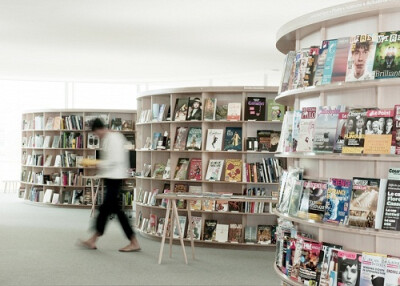 Librairie La Fontaine书店位于瑞士洛桑联邦理工学院的“Rolex学习中心”（SANAA作品），由设计工作室kawamura-ganjavian设计。店内设置多个大小不一的环形书架，在书架内侧形成一个半封闭的阅读空间，设有柔软的长…