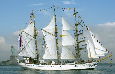 船名：Dewaruci. Class: A. 船籍：印尼. LOA: 55.3m. 帆型: 前桅横帆三桅船（Barquentine 3）. 建造: 1953. 母港：泗水港