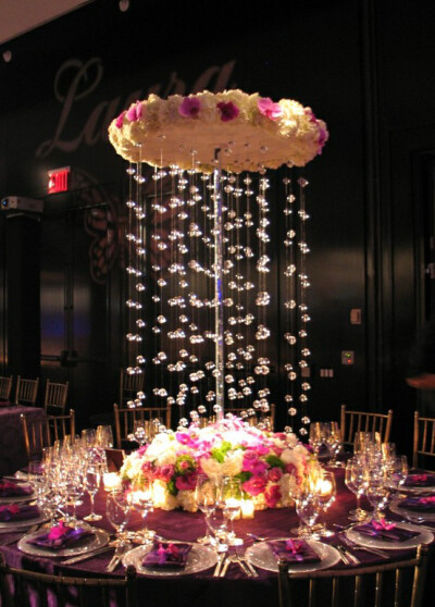 婚礼桌花-垂吊的水晶链，象在下雨