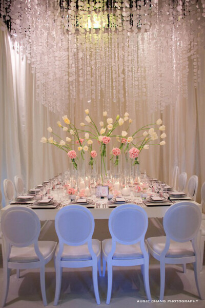 婚礼桌花-方形餐桌的粉色桌花和垂吊布置