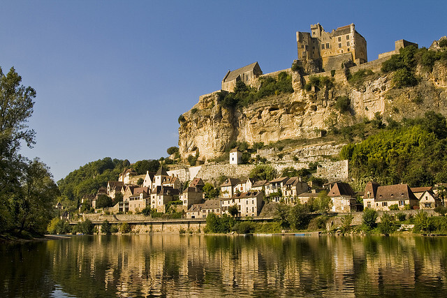 佛龙萨克(fronsac)位于伊勒河和多尔多涅河之间，有1200公顷的葡萄种植面积，葡萄种植在河岸的黏质钙土和砂黏土壌上，佛龙萨克和卡农-佛龙萨克生产香味丰富，酒体结构强，适合长期珍藏的红葡萄酒。