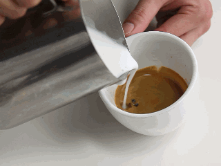 咖啡拉花（Latte Art）——只有不停的重复，你才能拉出漂亮的图案哟。