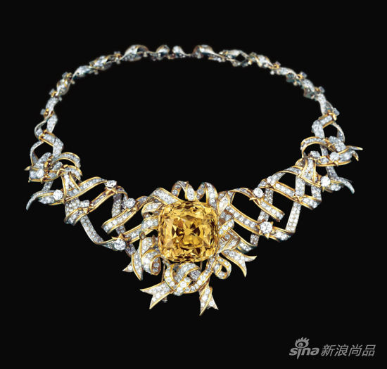 黄钻缎带钻石项链 奥黛丽·赫本于1961年佩戴着史隆伯杰设计的这条华美钻石缎带项链出现在电影《蒂芙尼的早餐》 (Breakfast at Tiffany’s) 宣传海报上。