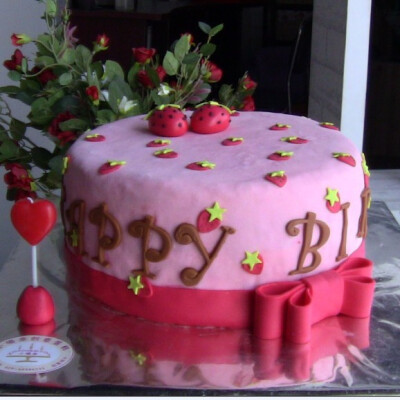 为朋友的女友精心制作的“草莓之恋”生日蛋糕，不知道“惊喜”了吗？