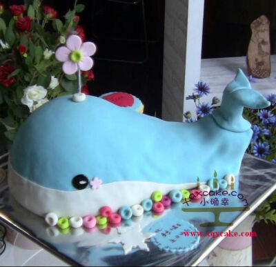 为喜欢鱼儿的小朋友制作的“小鲸鱼”蛋糕，小朋友，你喜欢吗？（来自小确幸创意蛋糕www.xqxcake.com淘宝网店xqxcake.taobao.com)