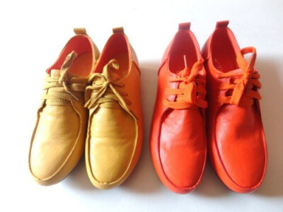 姜黄和橘红色的两双鞋