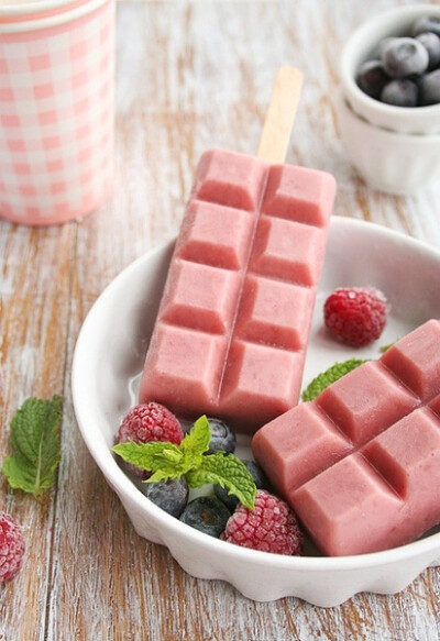【超级简单草莓冰棒】将草莓打成汁，与纯净水调和后冰冻制成的草莓冰棒。