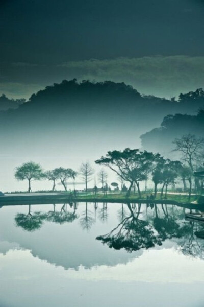 野旷天低树，江清月近人。