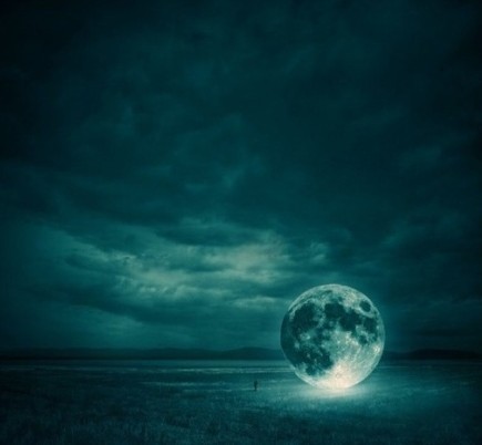 我们见到的太阳是8分钟之前的太阳，见到的月亮是1.3秒之前的月亮，见到一英里以外的建筑是5微秒之前的存在，即使你在我一米之外，我见到的也是3纳米秒 以前的你。我们所眼见的都是过去