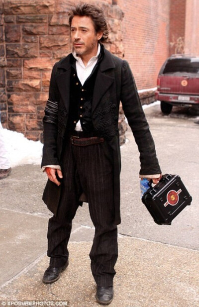 -Robert Downey Jr. dressed as Sherlock carrying a Iron Man lunch box. THIS MAN. He&#39;s gonna kill me.