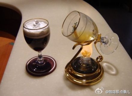 教你烤杯将一匙糖和烈酒倒入爱尔兰杯中,点燃火源,左手握杯梗底部,右手握杯底座,让火源由杯底烧起,此时右手慢慢转动底座,使其均匀受热。看到杯口慢慢有雾,又慢慢消失时,将火源移到杯口,可见蓝色火焰。晃动杯子让酒液晃动,使酒精挥发出来燃烧直到火熄灭,烤杯就完成了。