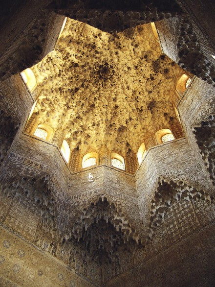 【阿尔罕布拉宫】（Alhambra Palace）是位于西班牙南部的一组古代建筑群，已在世界遗产名录。风格繁复而又精致。
