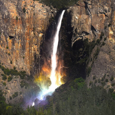 加拿大摄影师贾斯汀•李（Justin Lee）在美国加州的优胜美地国家公园（Yosemite National Park）拍照时，意外地捕捉到一条瀑布下方呈现出梦幻般的彩虹奇观。