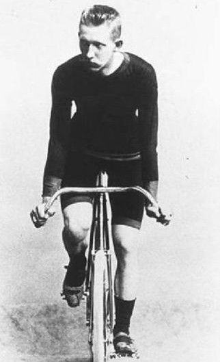 十种意想不到的奥运项目 3、12小时自行车赛，1896年 这个项目比铁人还铁，参赛选手们得从早上5点骑到下午5点。当时的冠军，澳大利亚的 adolf schmal 骑了180公里，而整个比赛只有他和另外一名选手完成了全程。