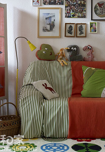 橙色和黑白条纹的拼布营造出沙发区的对比感，无论是何种条纹，它们与印花的搭配都让沙发成为客厅的主角。再点缀上造型童趣的靠包，大大增强了轻快无压的空间格调。