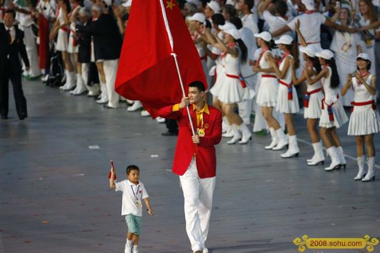 2008年8月8日北京第29届奥运会开幕式，中国旗手姚明代表了东方高度。