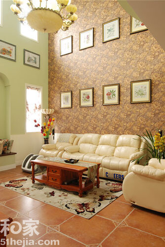 棕色碎花壁纸让挑高后的沙发背景墙显得更大气，配上舒适的芝华士沙发，让客厅呈现高贵宜人的感觉。蝴蝶图案的地毯增添了田园的浪漫情调。