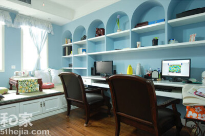 清新的天蓝色，让书房显得宁静舒适，可以沉下心来工作，宽敞的双人书桌，让小夫妻可以一起上网。一侧的休闲榻可以品茶下棋，增加了娱乐休闲的功能。